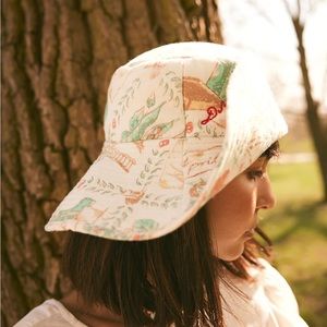 Damson Madder PADDED SUNHAT WITH POPPER IN TEA TOWL PRINT